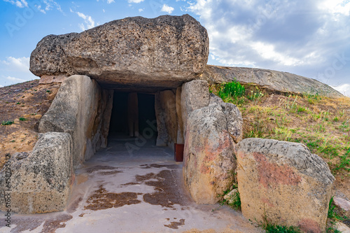 Entrada a un dolmen, tempo o monumento funerario megalítico formado por enormes losas de piedra verticales que sostienen una horizontal a modo de techo, que recibe el nombre de losa de cobertura.