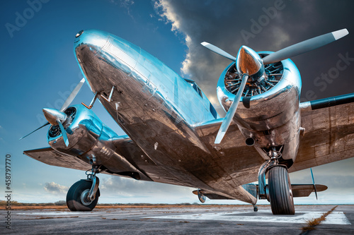 historische vliegtuigen op een startbaan