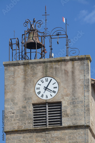 Clocher, campanile, horloge, église paroissiale Notre-Dame de la Rominguère de Coursan, Aude, Languedoc, Occitanie. photo