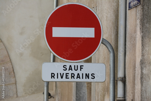 Panneau : sens interdit sauf aux riverains.