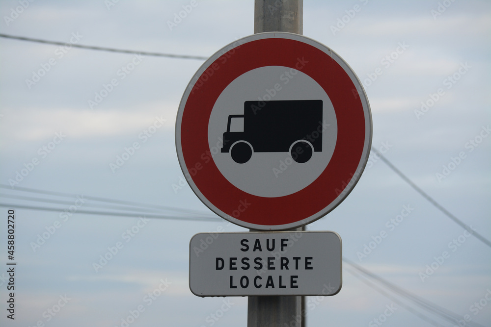 Panneau : sens interdit aux poids lourds sauf desserte locale. foto de