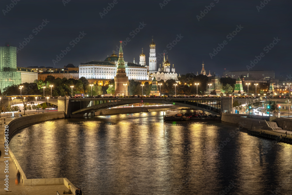 Obraz premium Night view of the Moscow River from the Patriarshy Bridge