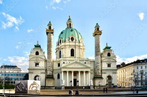 Iglesia austriaca con dos torres y cúpula verde