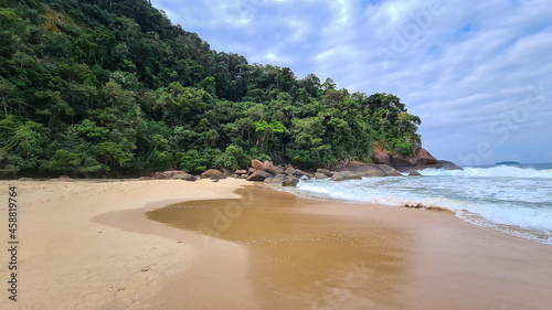 Praia com água cristalina no litoral paulista