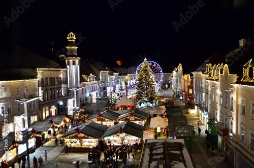 Mercadillo navideño de Europa Central con abeto gigante y noria  photo