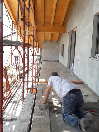 Lavori in corso nel cantiere edile photo