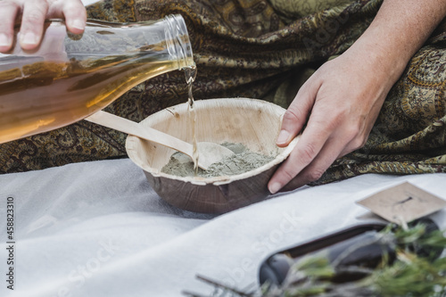 Haciendo jabón natural a mano.