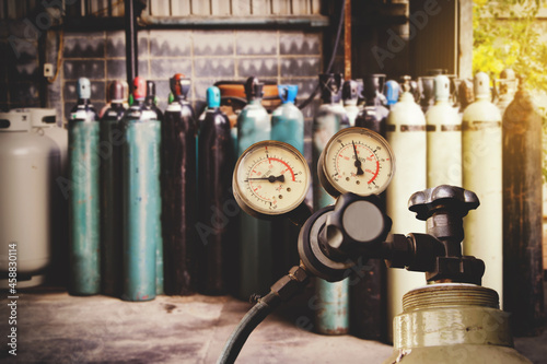 Εκτύπωση καμβά Oxygen cylinder pressure regulator and pressure gauge for safe operation are mounted on the air tank valve : Two gauge dials that show the amount of pressure in and out of the air duct