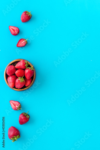 Cuadro en lienzo Bowl of ripe strawberry with leaves. Berry flay lay, top view