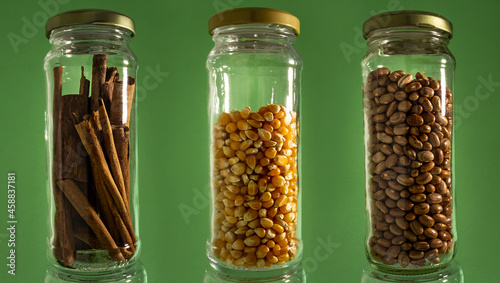 Reutilização de potes de vidro comprados em lojas para armazenar outros alimentos em casa. DIY. Reutilização de potes de produtos comprados em lojas. photo