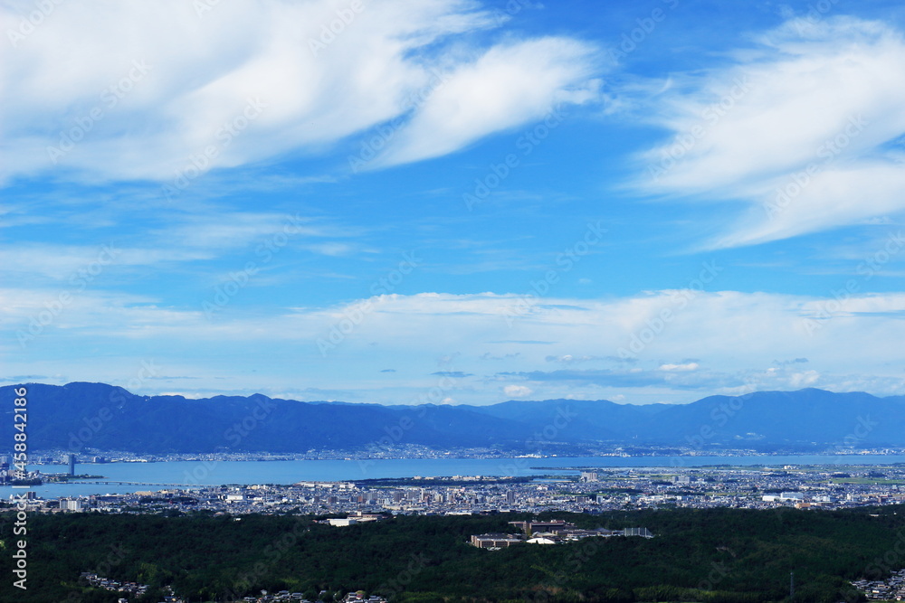 湖南アルプス堂山から見下ろす琵琶湖周辺の街並みと湖西の山