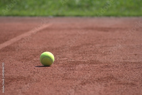 コートに転がる１個のテニスボール © Hiro