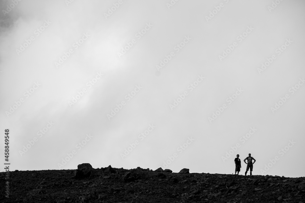 Fototapeta premium Siluetas en la montaña