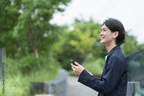 スマートフォンを持つ男性・IoTのイメージ