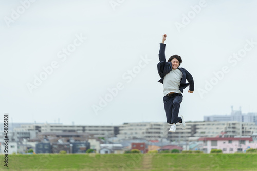 喜びを爆発させる若い男性・大ジャンプ photo