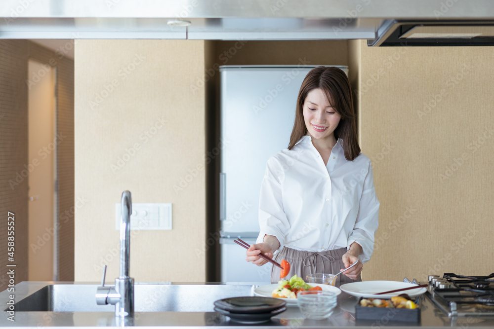 料理をする女性のイメージ（新生活・マイホーム）