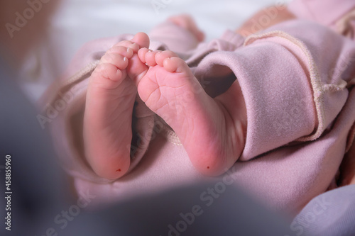 Tableau sur toile Newborn heel prick test and lood puncture.