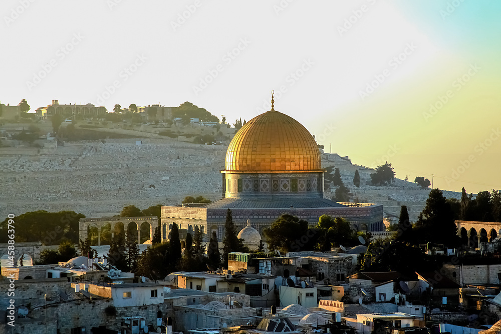 Obraz premium sunrise over The Dome of the Rock, the Temple Mount and the ancient rooftops of the old city of jerusalem, israel