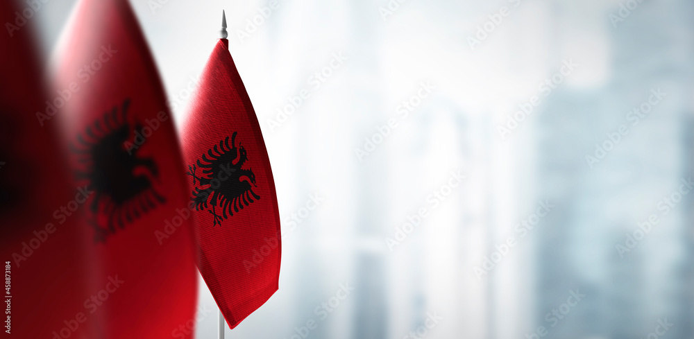 Obraz na płótnie Small flags of Albania on a blurry background of the city w salonie