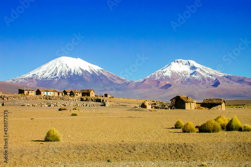 Paysage coloré Sajama altiplano cordillère des Andes Bolivie pays de contraste à fortes nuances de couleurs photo