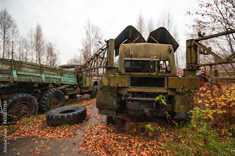 Obraz premium rusty and disassembled abandoned cars