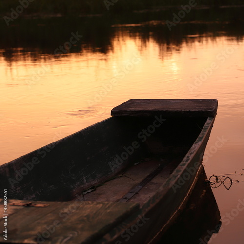 Rzeka Biebrza, wschód słońca, żurawie, woda, łódka