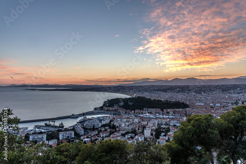 Fototapeta Naklejka Na Ścianę i Meble -  Coucher de soleil sur la baie des anges à Nice sur la Côte d'Azur