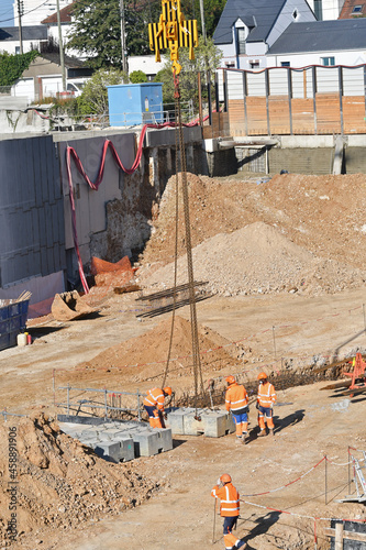 ouvriers sur un chantier de construction de bâtiment photo