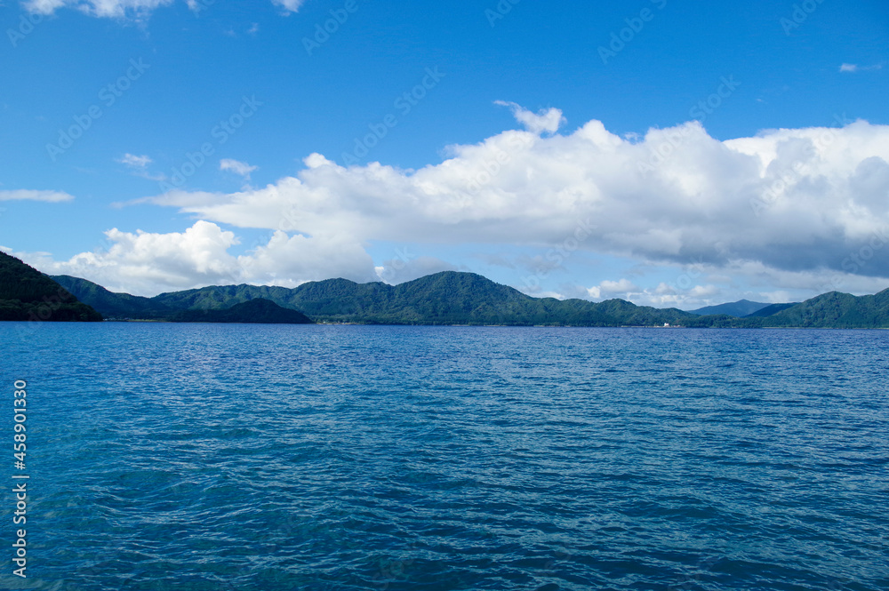 日本で一番の深さを誇る田沢湖