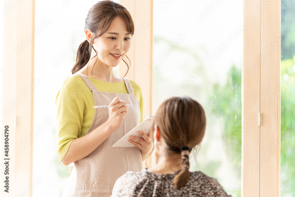 カフェで接客をする女性 Stock 写真 Adobe Stock