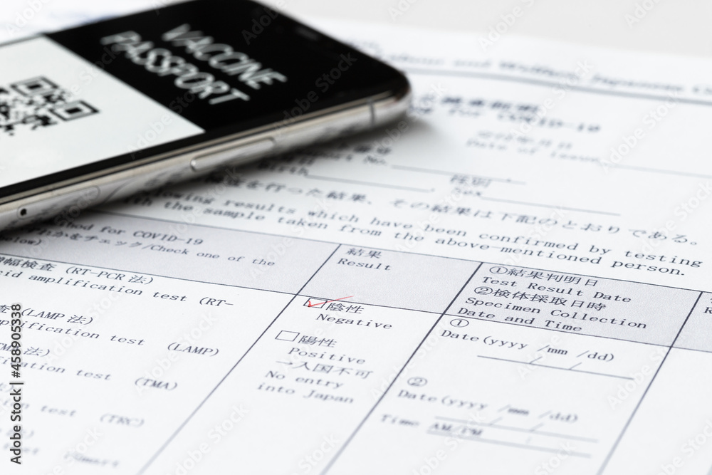 Obraz premium PCR検査陰性証明書を持って Go To !