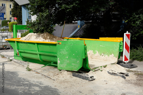 Container, grüne Absetzmulde für Bauschutt auf der Straße stehend Deutschland, Europa