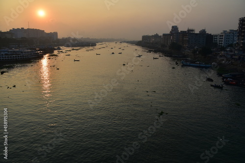 バングラデシュの首都。 早朝のダッカ。 美しい朝日と川沿いの街並み。