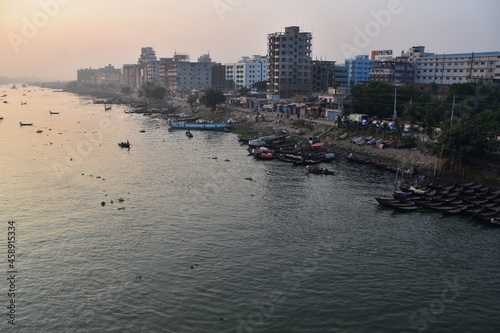 バングラデシュの首都。
早朝のダッカ。
川沿いの街並み。 photo