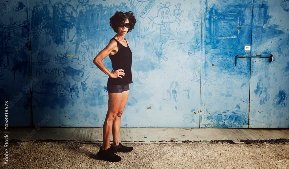 Fototapeta premium Woman ready to train with a defiant attitude.