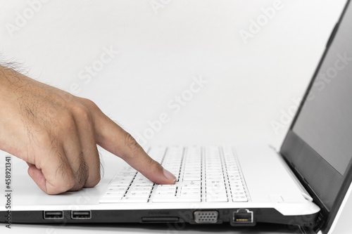 ノートパソコンを使う男の手（日本人、30代)