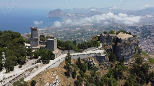 Wallpaper Mural Video aereo castello di erice Torontodigital.ca