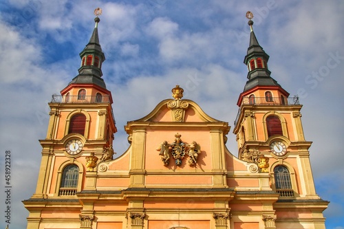 Barock Gebäude mit zwei Glockentürmen und zwei Uhren