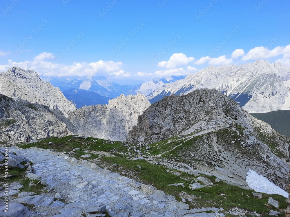 Panorama des Alpes autrichiennes avec quelques traces des neiges éternelles