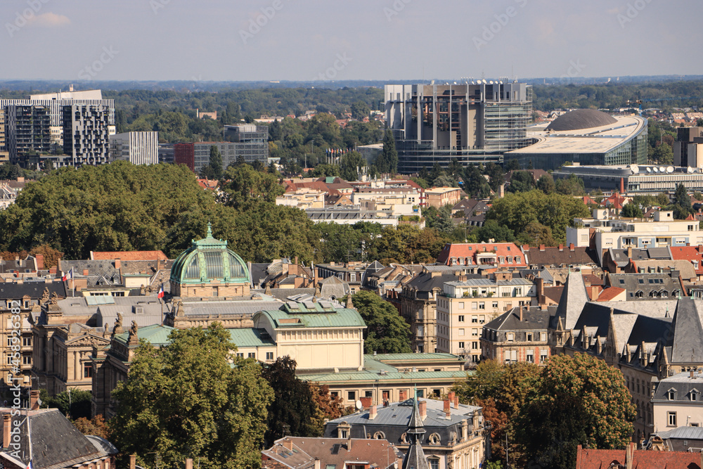 Straßburg; Blick über die Dächer der Neustadt zum Europaparlament