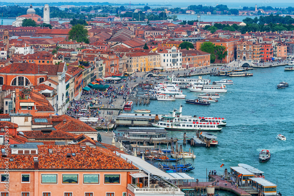 The marina on the Grand Canal in Italian Venice is the place from which most tourists begin their acquaintance with the city