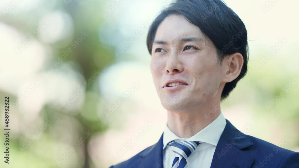 笑顔のビジネスマンの立ち姿 笑顔のビジネスマンの立ち姿