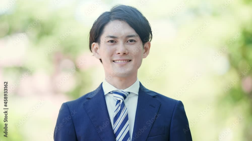 笑顔のビジネスマンの立ち姿 笑顔のビジネスマンの立ち姿