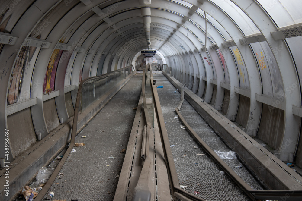 Obraz premium Abandoned subway entrance