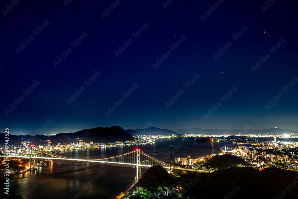 関門海峡と関門橋の夜景