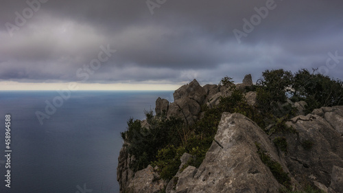 Sonnenuntergang bei dramatischem Himmel auf dem Monte Pellegrino in Sizilien