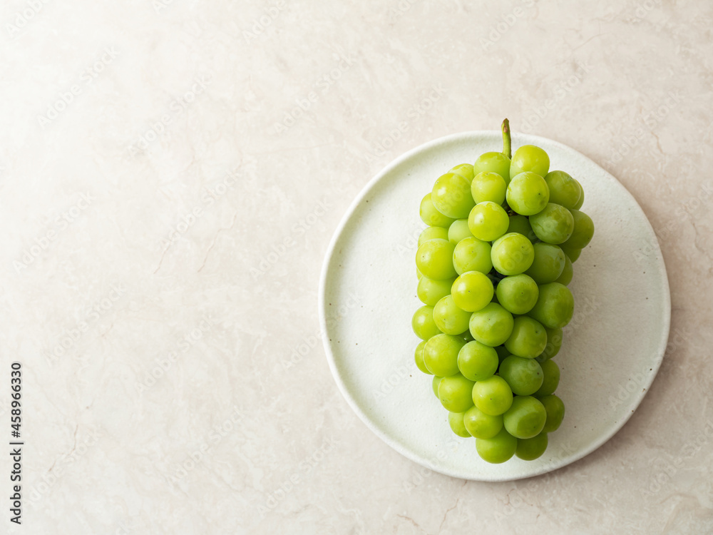 Shine Muscat on a plate 
