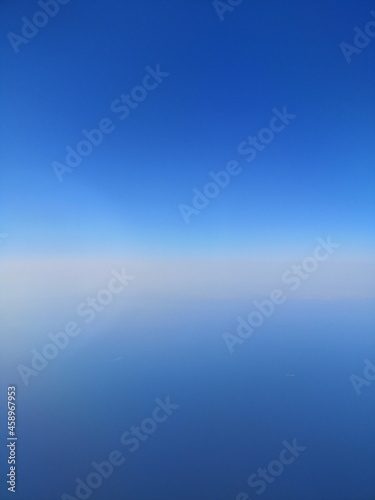 Blazer Himmel und Dunst im Sommer bei Sonnenschein über dem Marmarameer in der Türkei photo