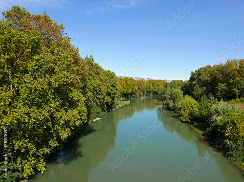 scenica immagine delle rive del fiume Tevere a Roma in una giornata limpida © tiziana