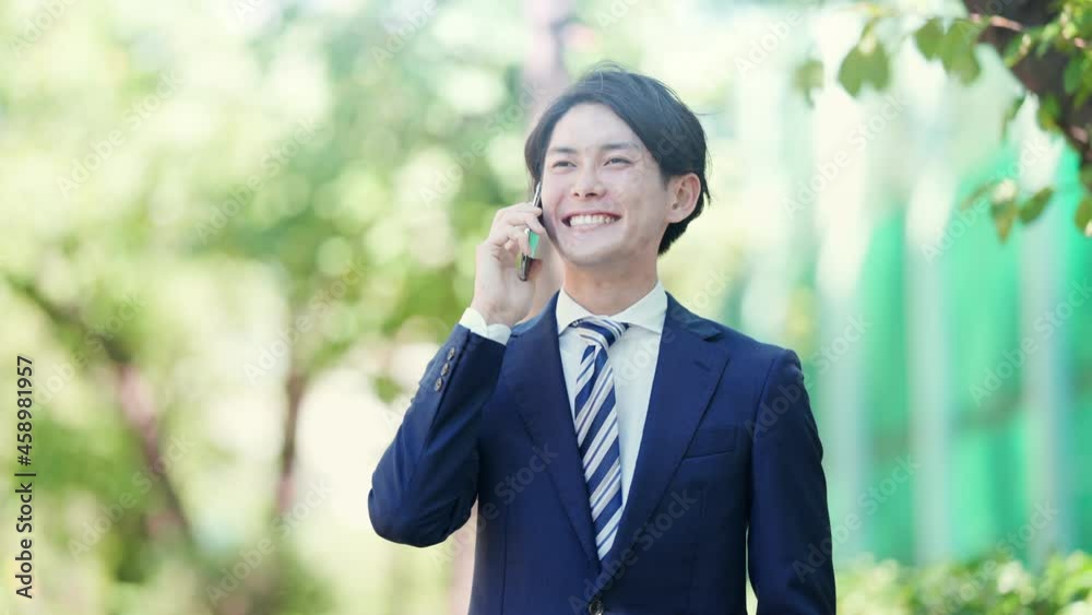 携帯電話で通話をするビジネスマン